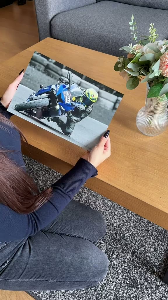 Metal poster z motocyklem sportowym w zakręcie